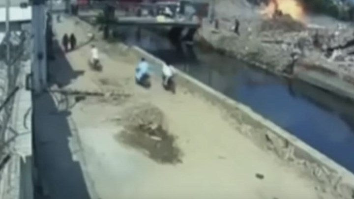 Η στιγμή που ανατινάζεται καμικάζι αυτοκτονίας στο Πακιστάν (βίντεο)